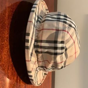 Burberry hat excellent condition